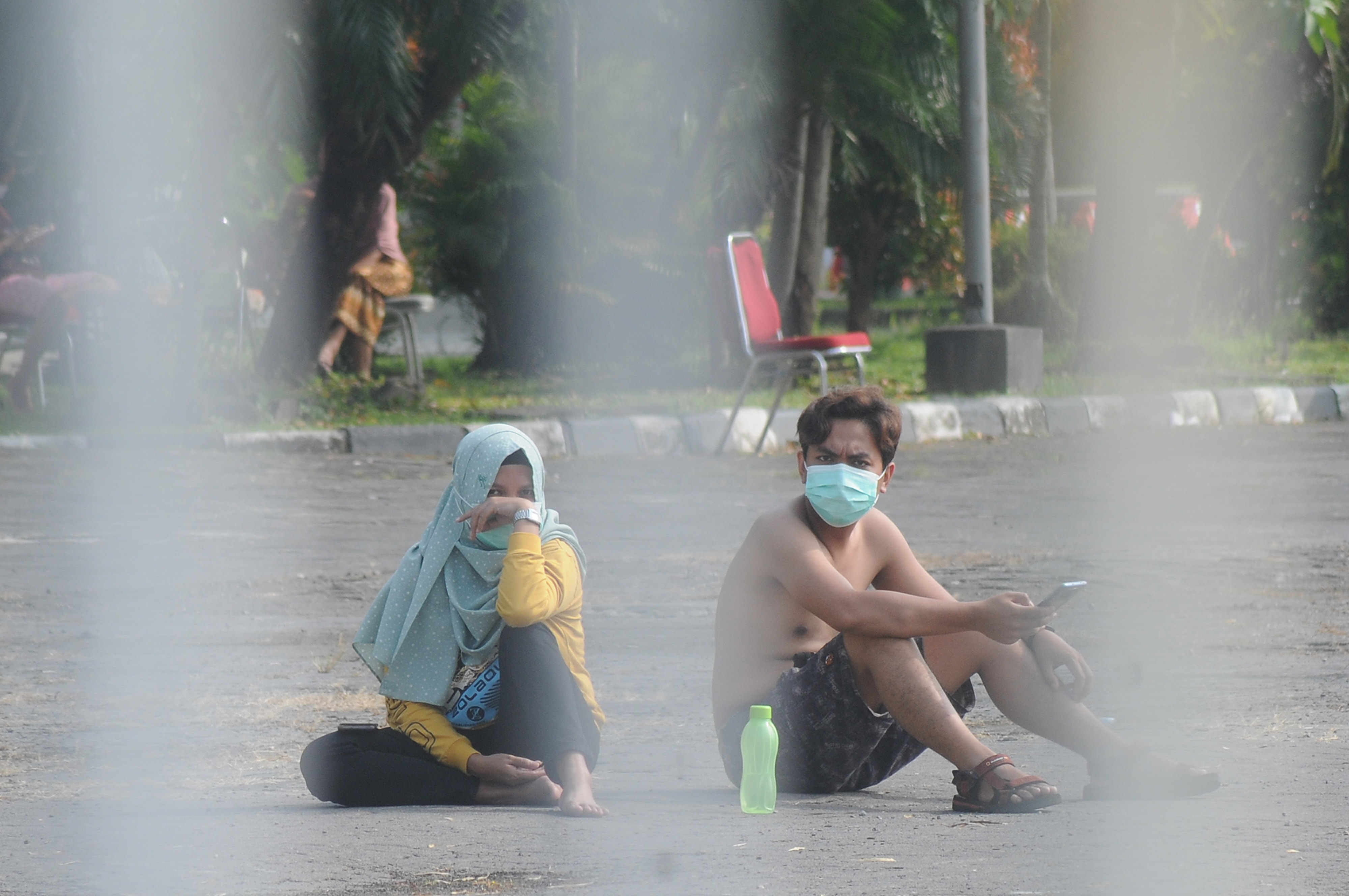 Sejumlah pasien orang tanpa gejala (OTG) covid-19 berjemur di halaman Asrama Haji Donohudan, Ngemplak, Boyolali, Jawa Tengah.