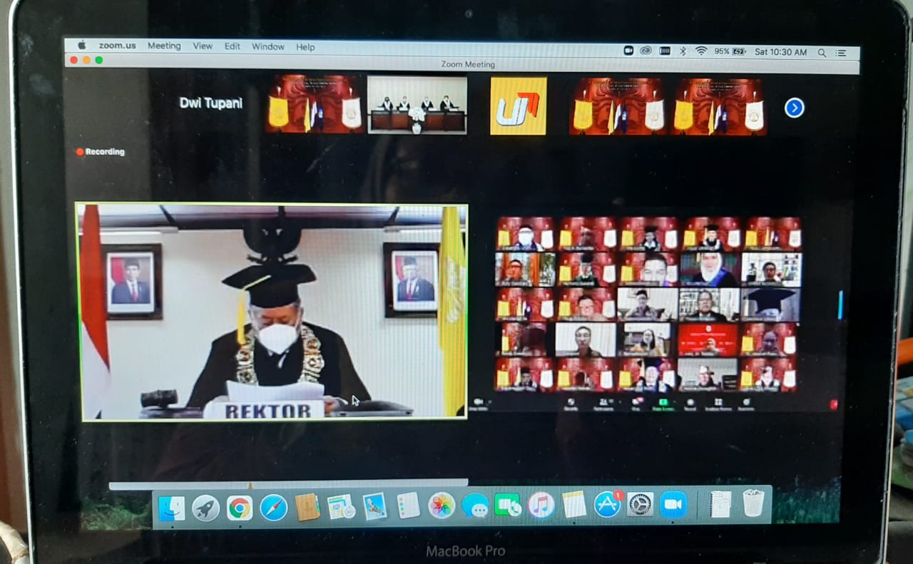 Rektor UI Prof Ari Kuncoro memimpin acara pengukuhan guru besar FIB UI yang dilaksanakan secara daring pada Sabtu (19/6).