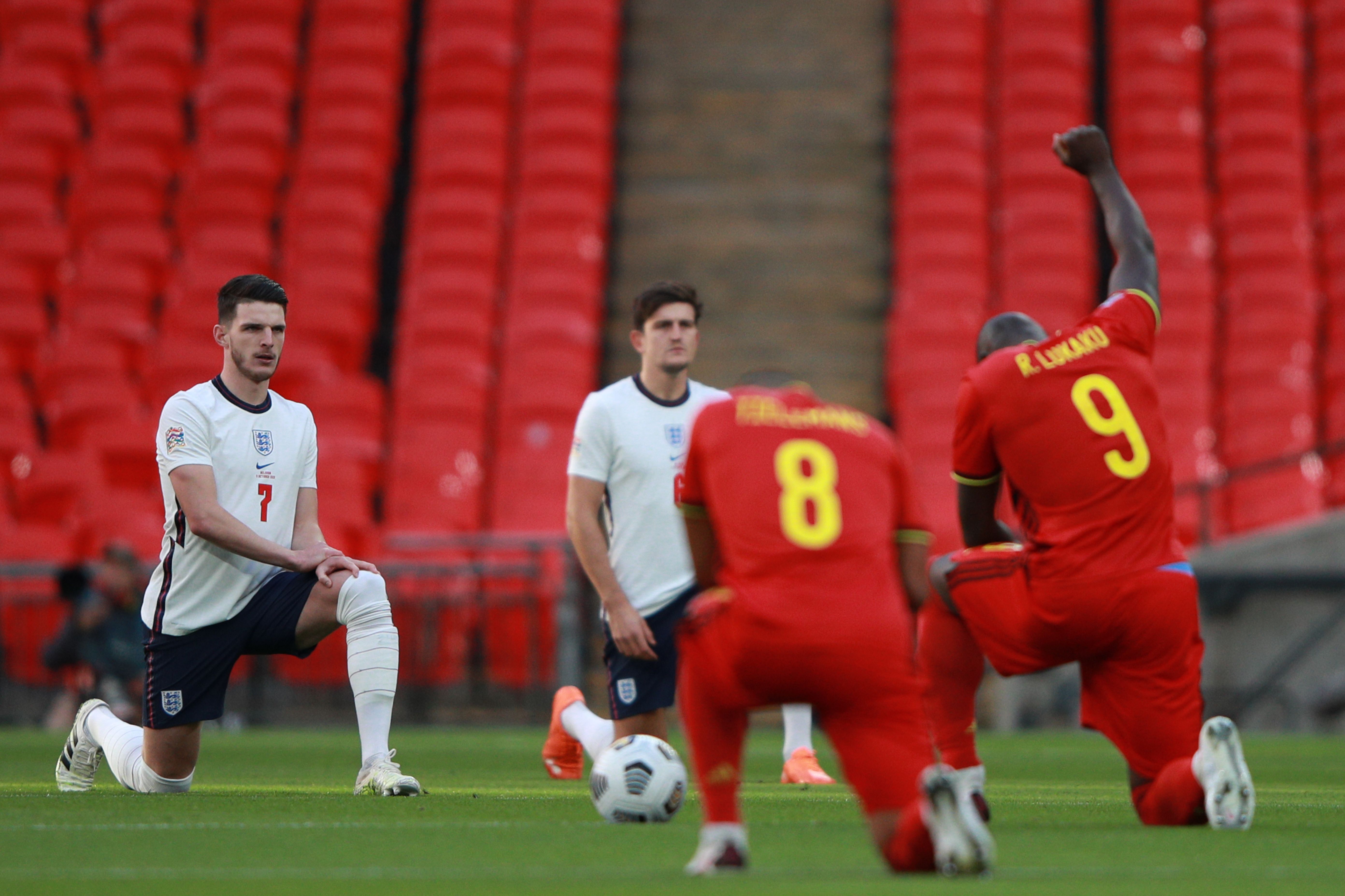 Bek Inggris Declan Rice (kiri) berlutut menjelang laga Liga Negara UEFA melawan Belgia di Stadion Wembley, 11 Oktober lalu.