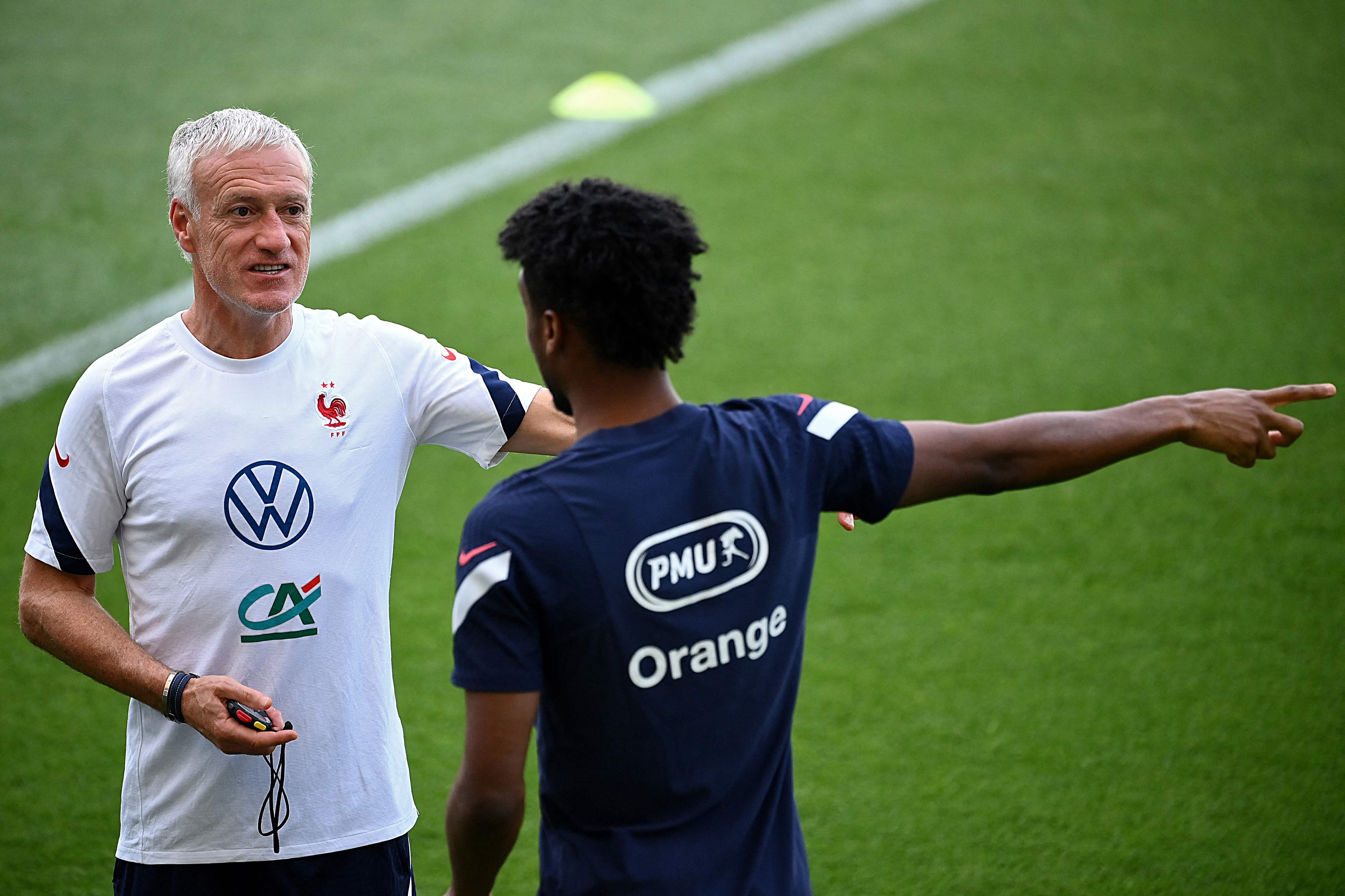Pelatih Timnas prancis Didier Deschamps memberikan arahan saat latihan Timnas Prancis