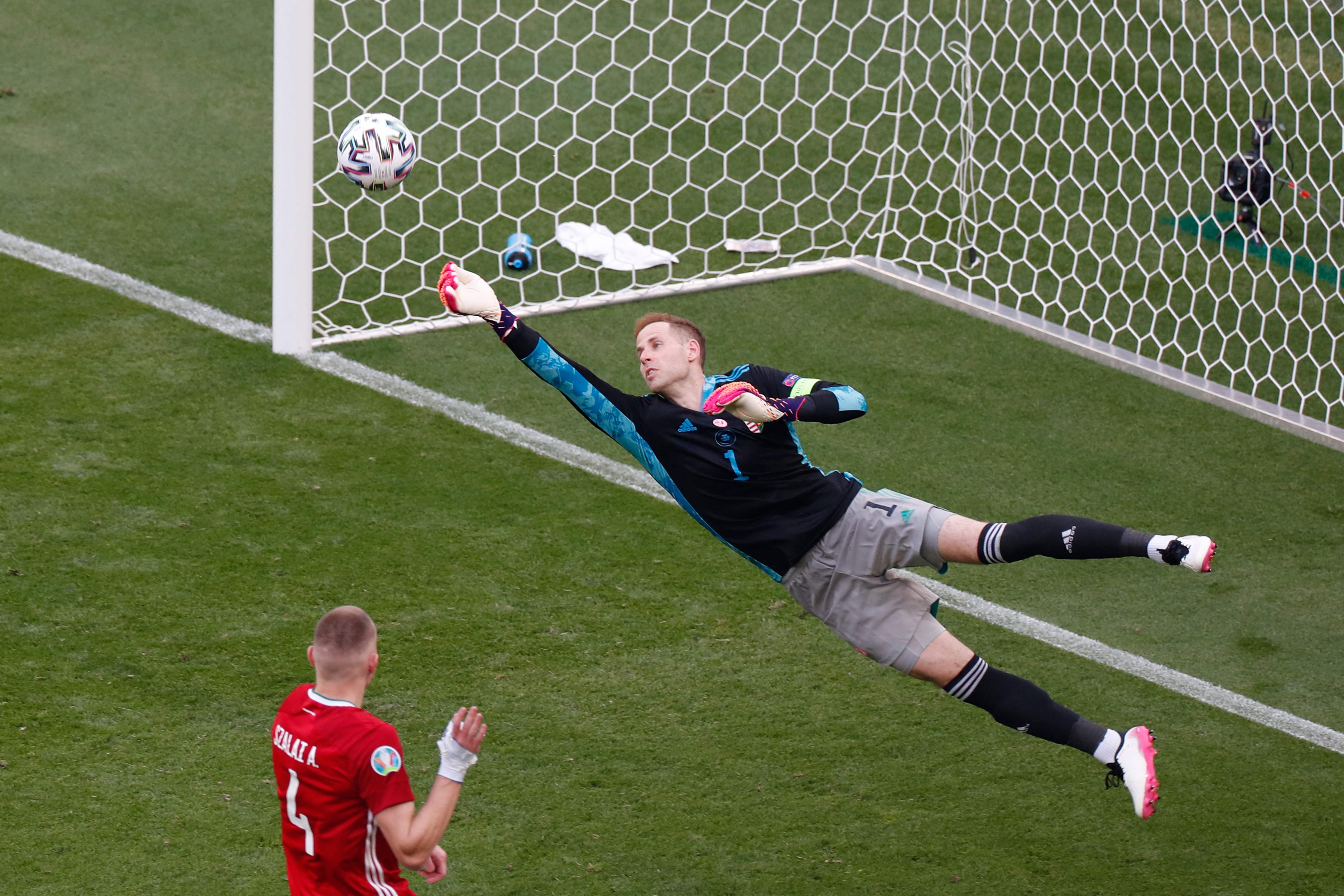 Penjaga gawang Hongaria Peter Gulacsi melakukan penyelamatan dalam laga Piala Eropa 2020 melawan Prancis.