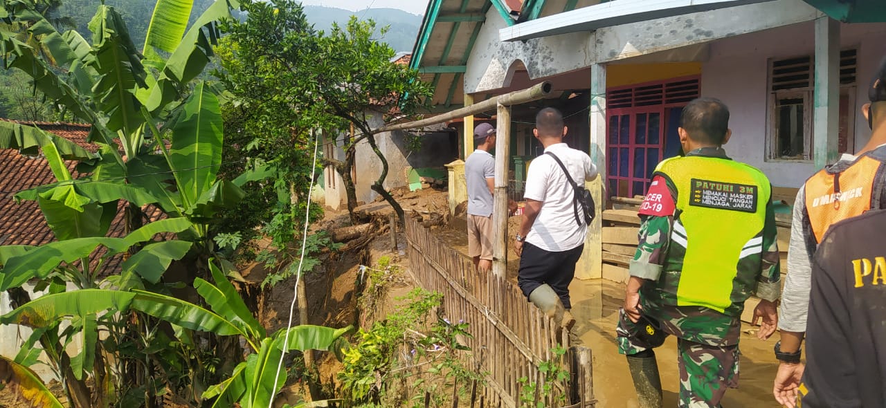 orkopimcam Cibeber, Kabupaten Cianjur, Jawa Barat, mendatangi lokasi tanah longsor di Kampung Cingkeuk, Desa Cibokor, Jumat (4/6/2021)