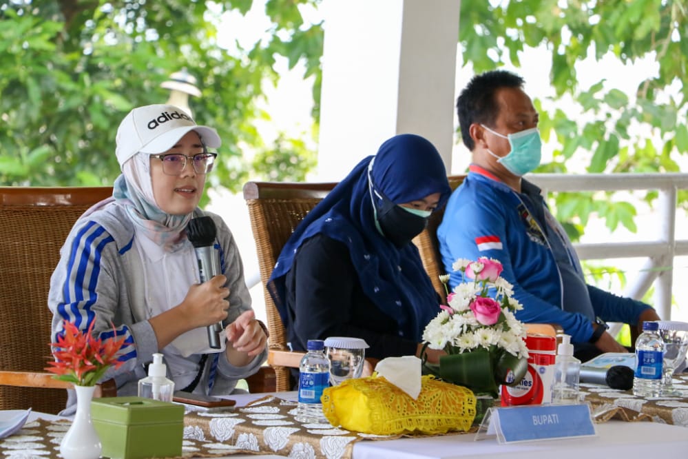 Bupati Purwakarta Anne Ratna Mustika (kiri)