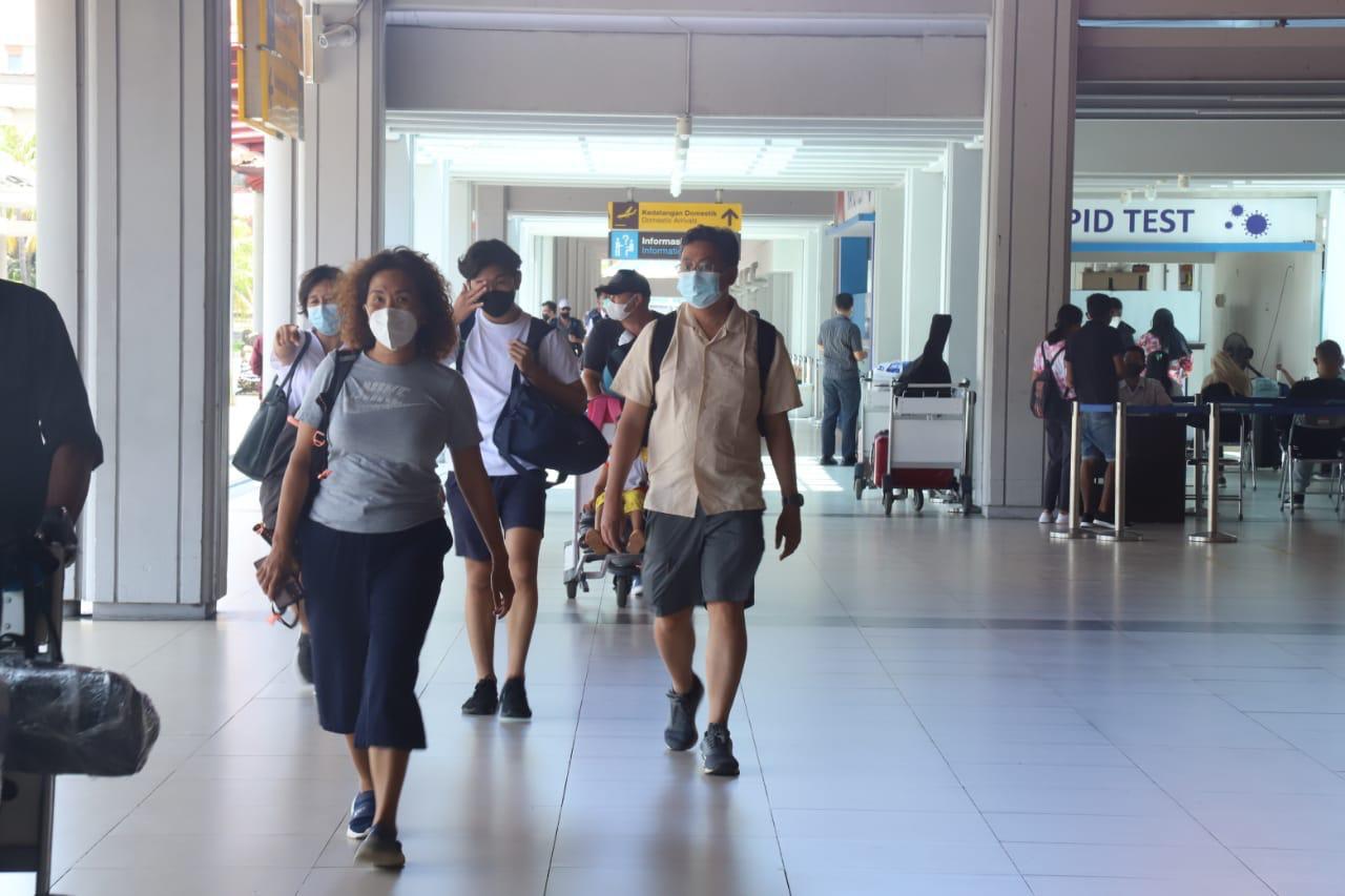 Para wisatawan mancanegara tiba di Bandara Internasional Ngurah Rai, Bali.  