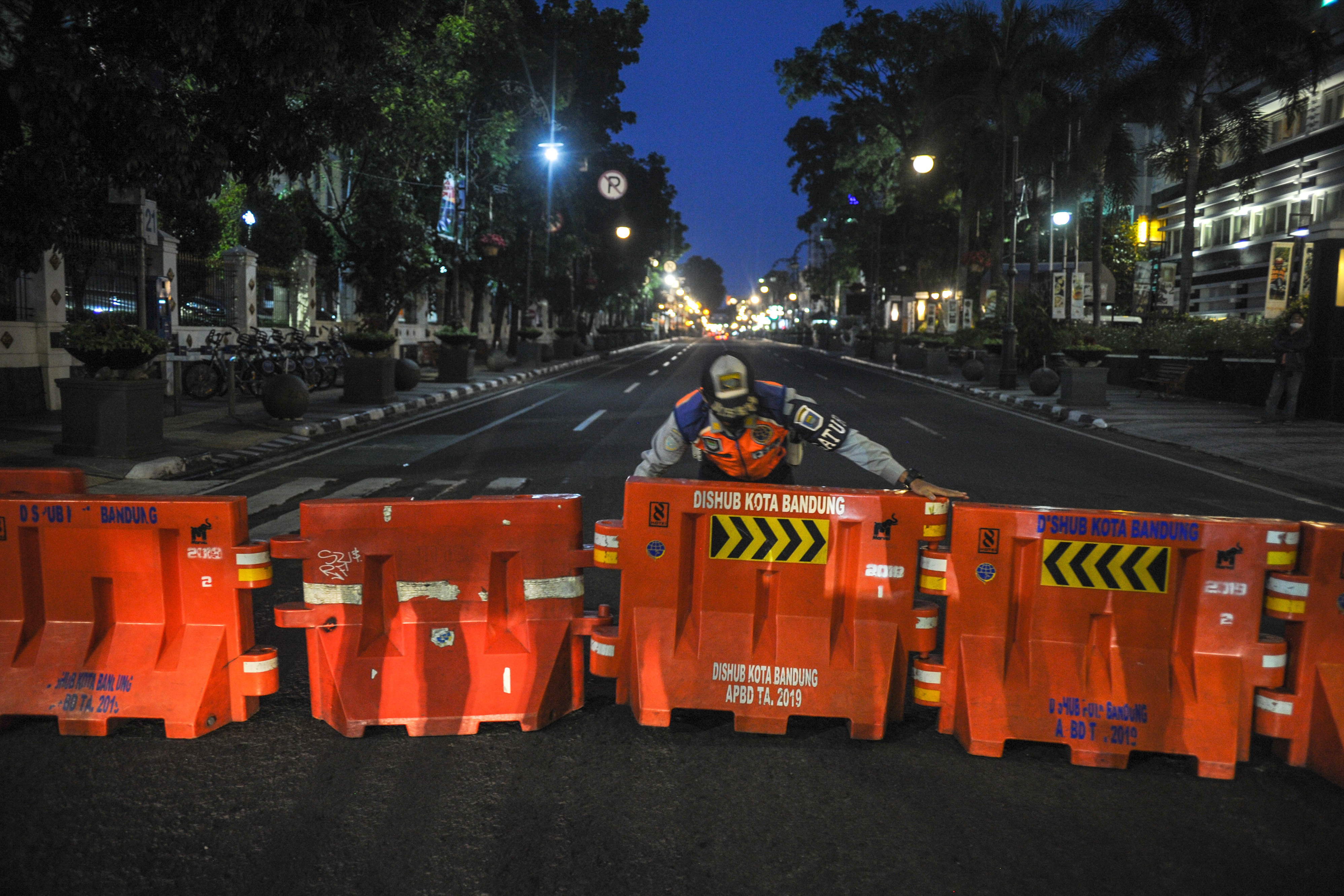 Petugas Dinas Perhubungan menutup Jalan Asia Afrika di Bandung, Jawa Barat.