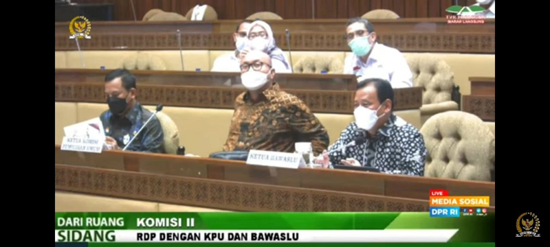  Ketua KPU RI Ilham Saputra dan Ketua Bawaslu RI Abhan dalam rapat dengar bersama Komisi II DPR RI, Senayan, Jakarta, Kamis (3/6).