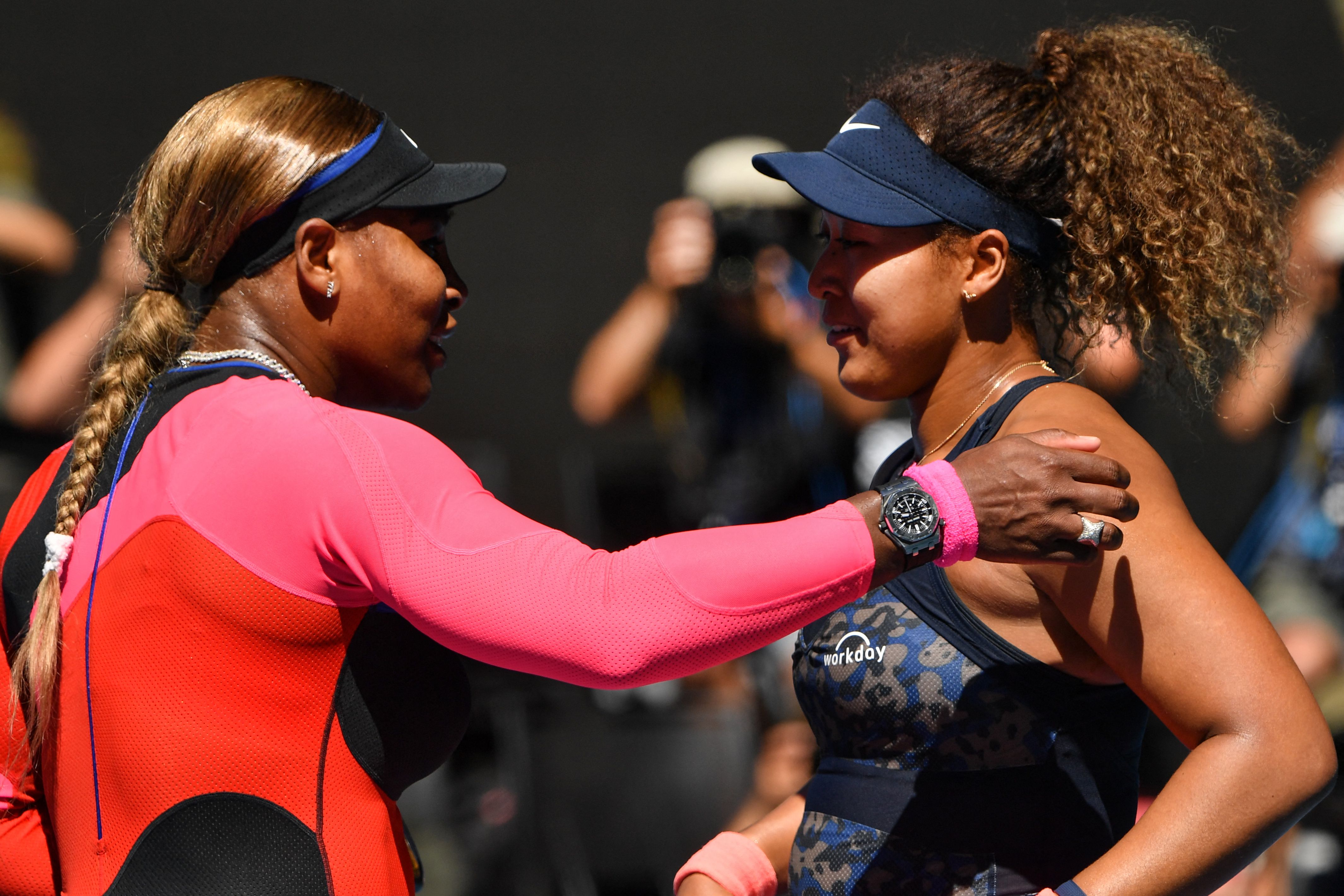 Petenis AS Serena Williams (kiri) dan petenis Jepang Naomi Osaka saat berhadapan di semifinal Australia Terbuka, 18 Februari 2021.