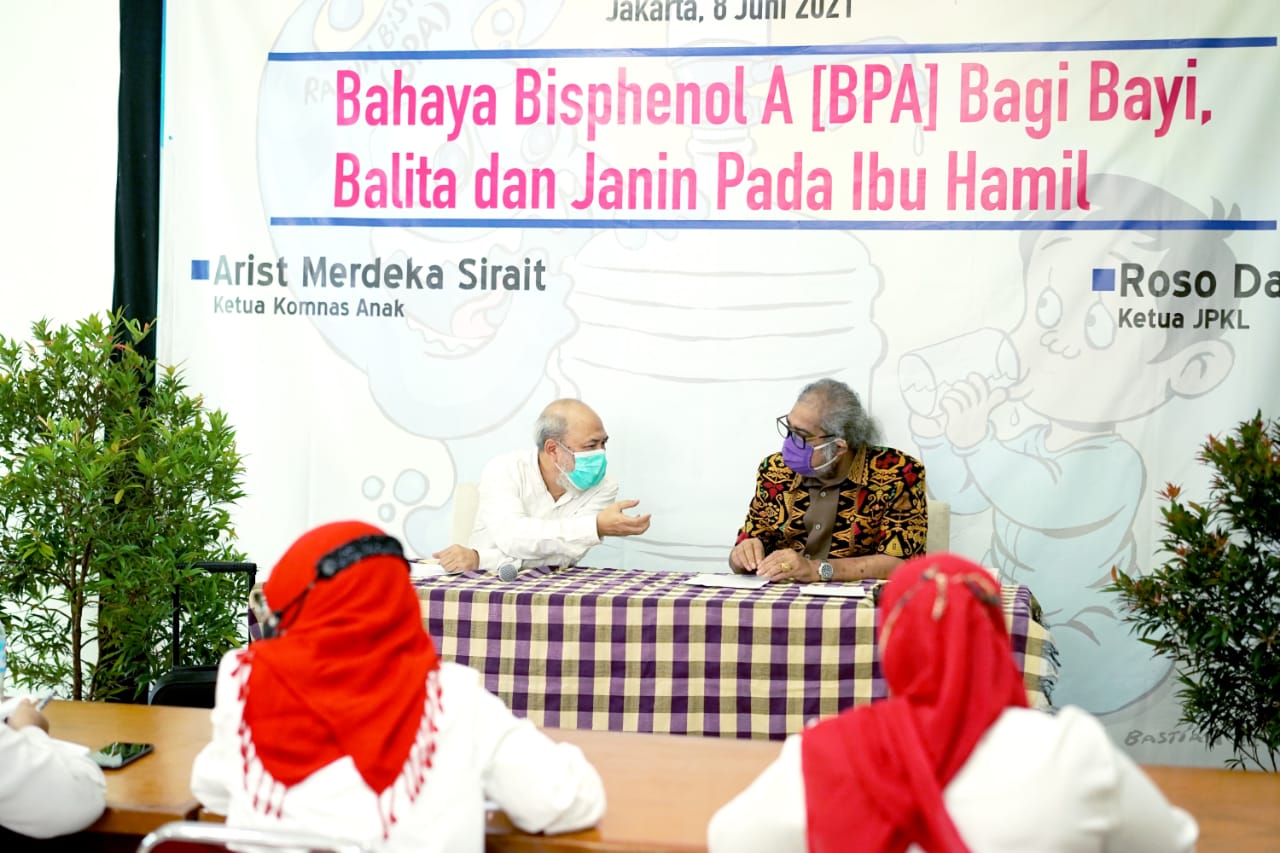 Ketua Komnas Perlindungan Anak Arist Merdeka Sirait (kanan) saat memberikan konferensi pers