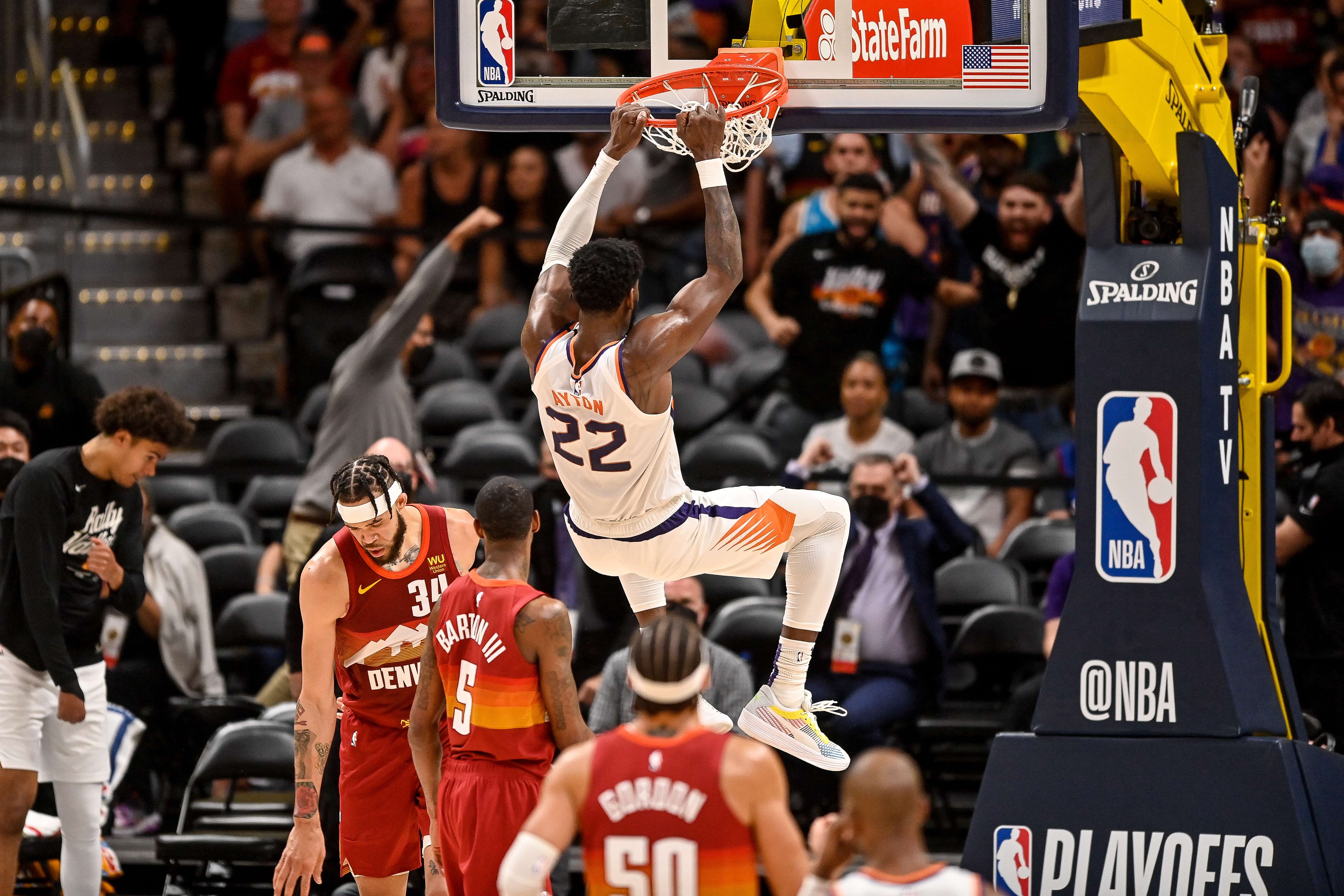 Deandre Ayton #22 dari Phoenix Suns mencetak gol pada slam dunk melawan Denver Nuggets 