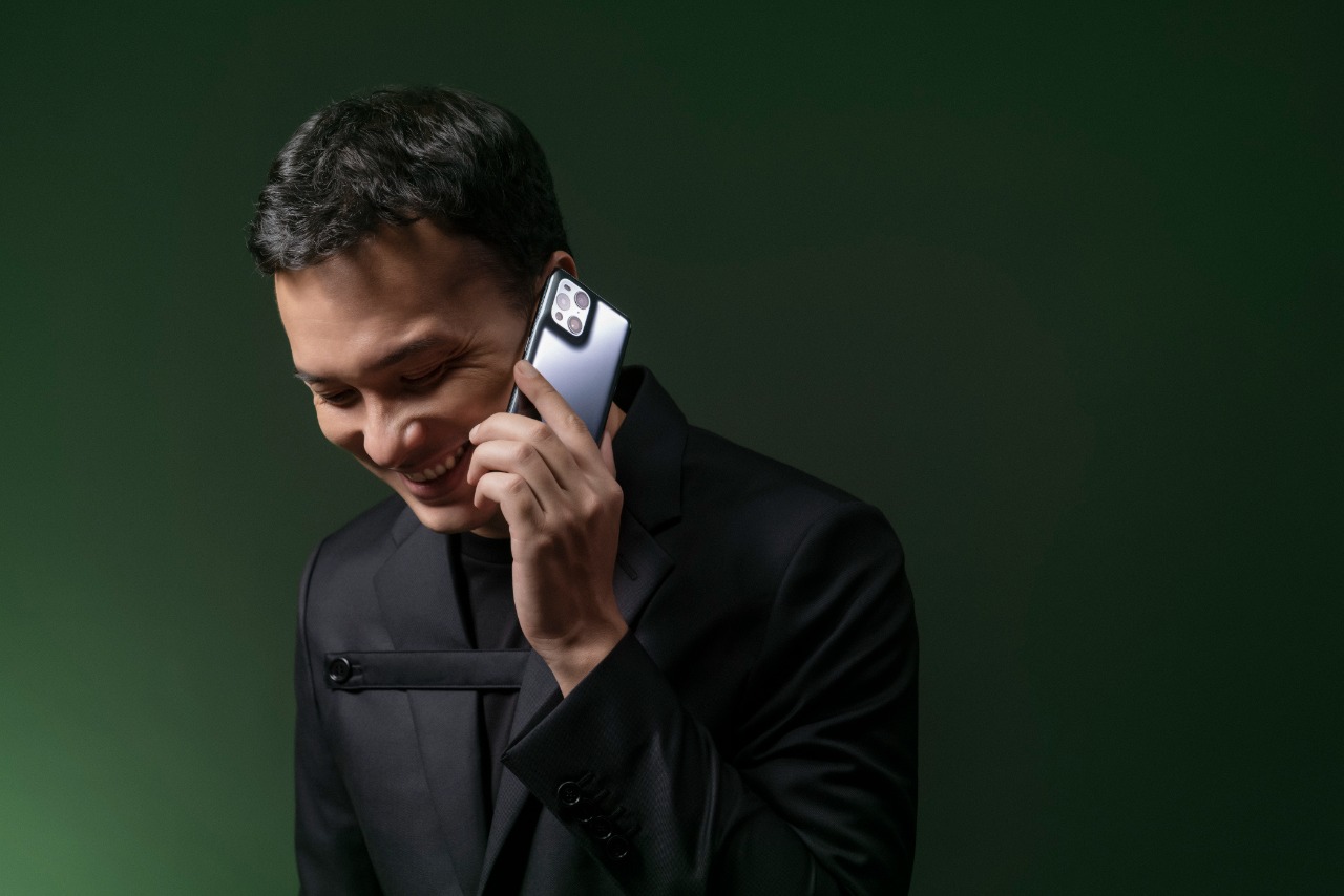 Aktor Nicholas Saputra jadi Brand Ambassador OPPO Find X3 Pro 5G.  