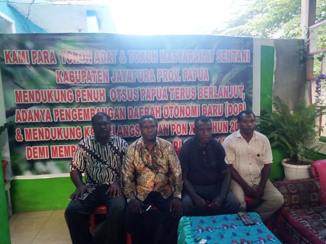 Para tokoh masyarakat menggelar konferensi pers, di Doyo Baru, Distrik Waibhu, Kabupaten Jayapura, Sabtu (19/6/2021)