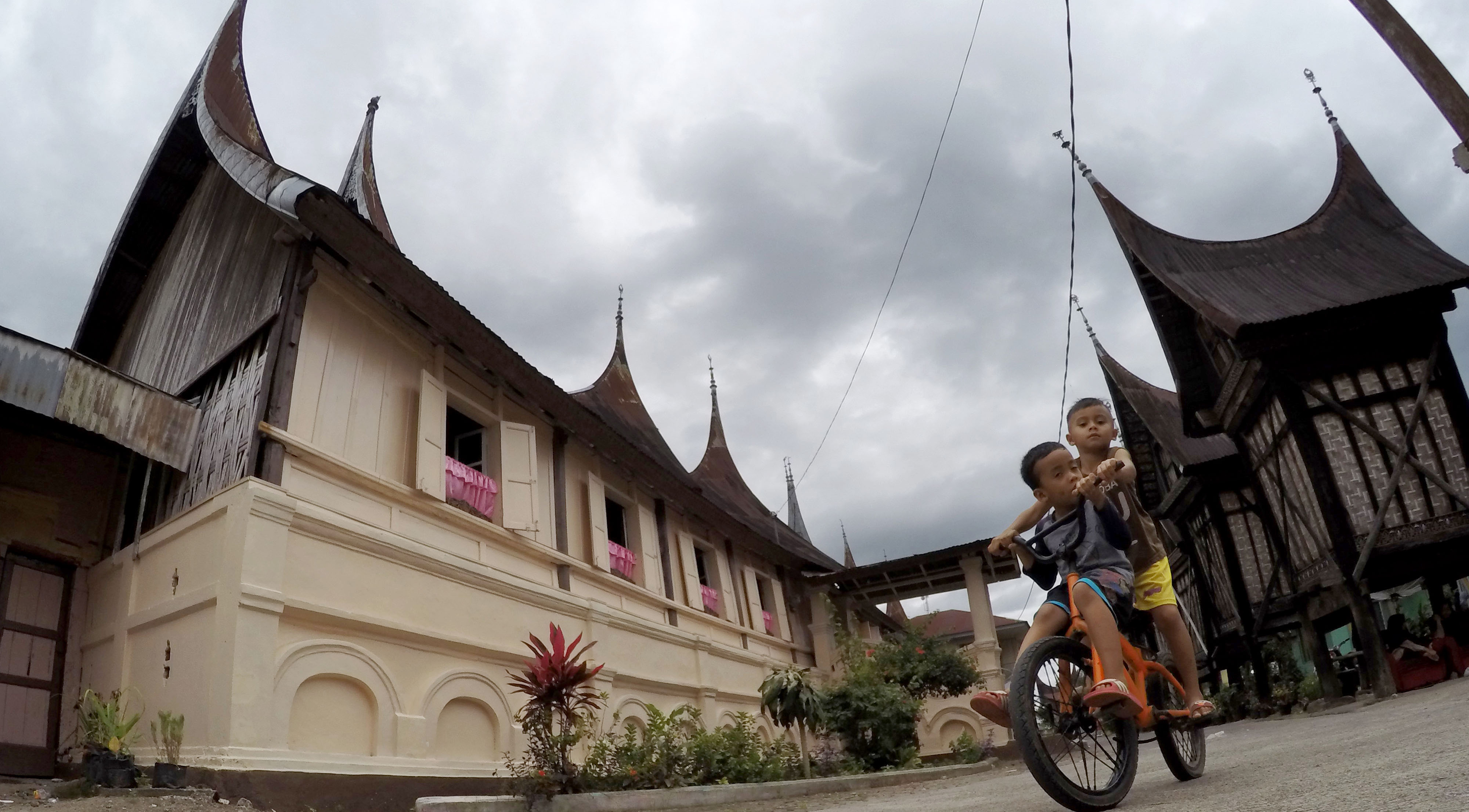 Anak-anak bermain di depan Rumah Gadang, Kampung Adat Balai Kaliki, Kota Payakumbuh, Sumatera Barat, Sabtu (11/1/2020)