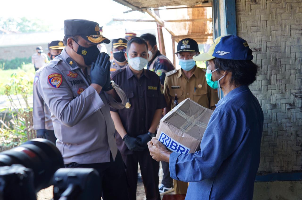 Karomonev Srena Polri, Brigjen Taufik Pribadi membagikan sembako di Sumedang sembari menyemangati warga hadapi pandemi Covid-19, Selasa (29/