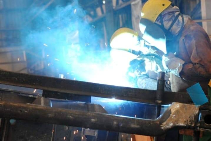 Ilustrasi produksi kereta di workshop.