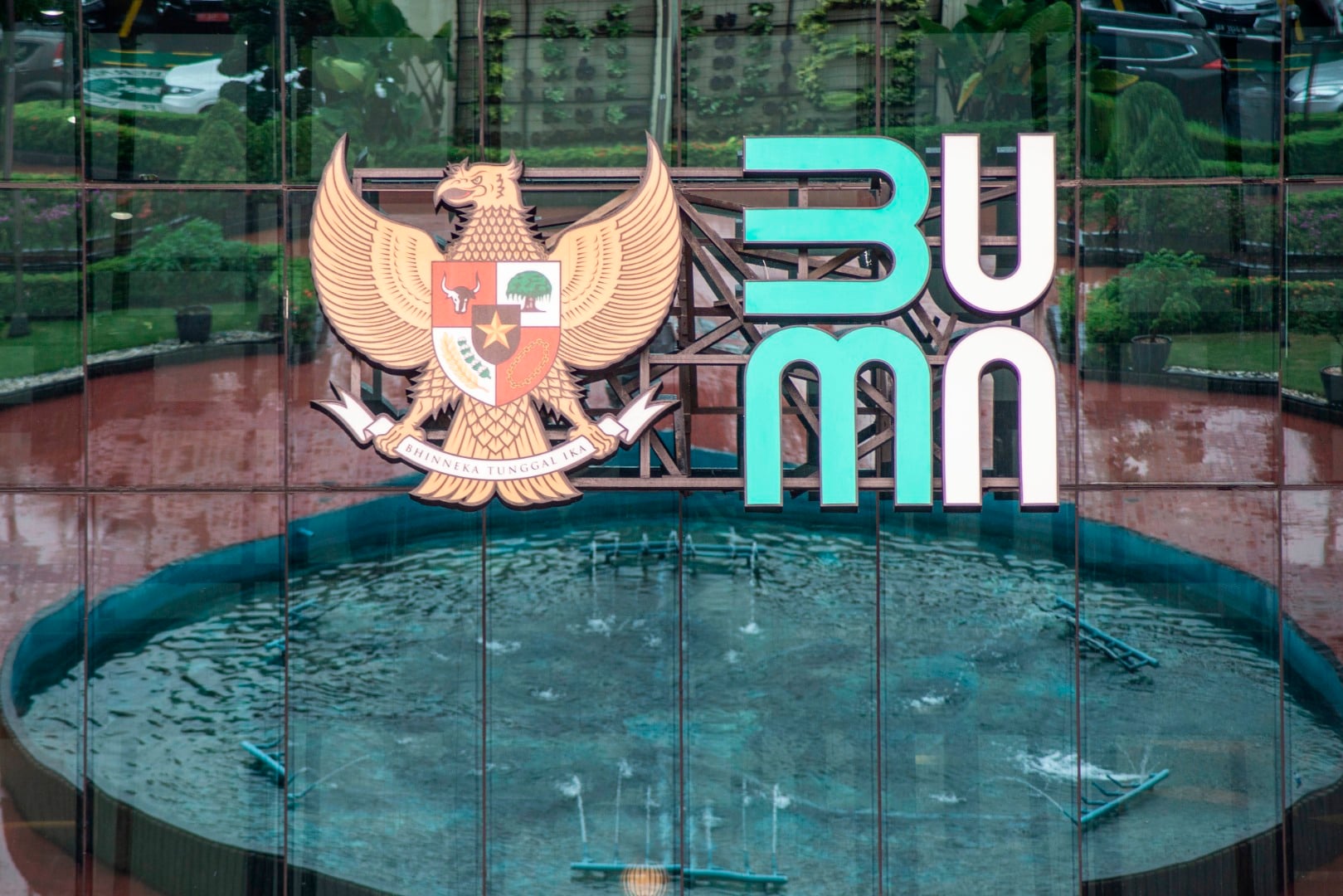 Logo baru Kementerian BUMN yang terpasang di gedung.