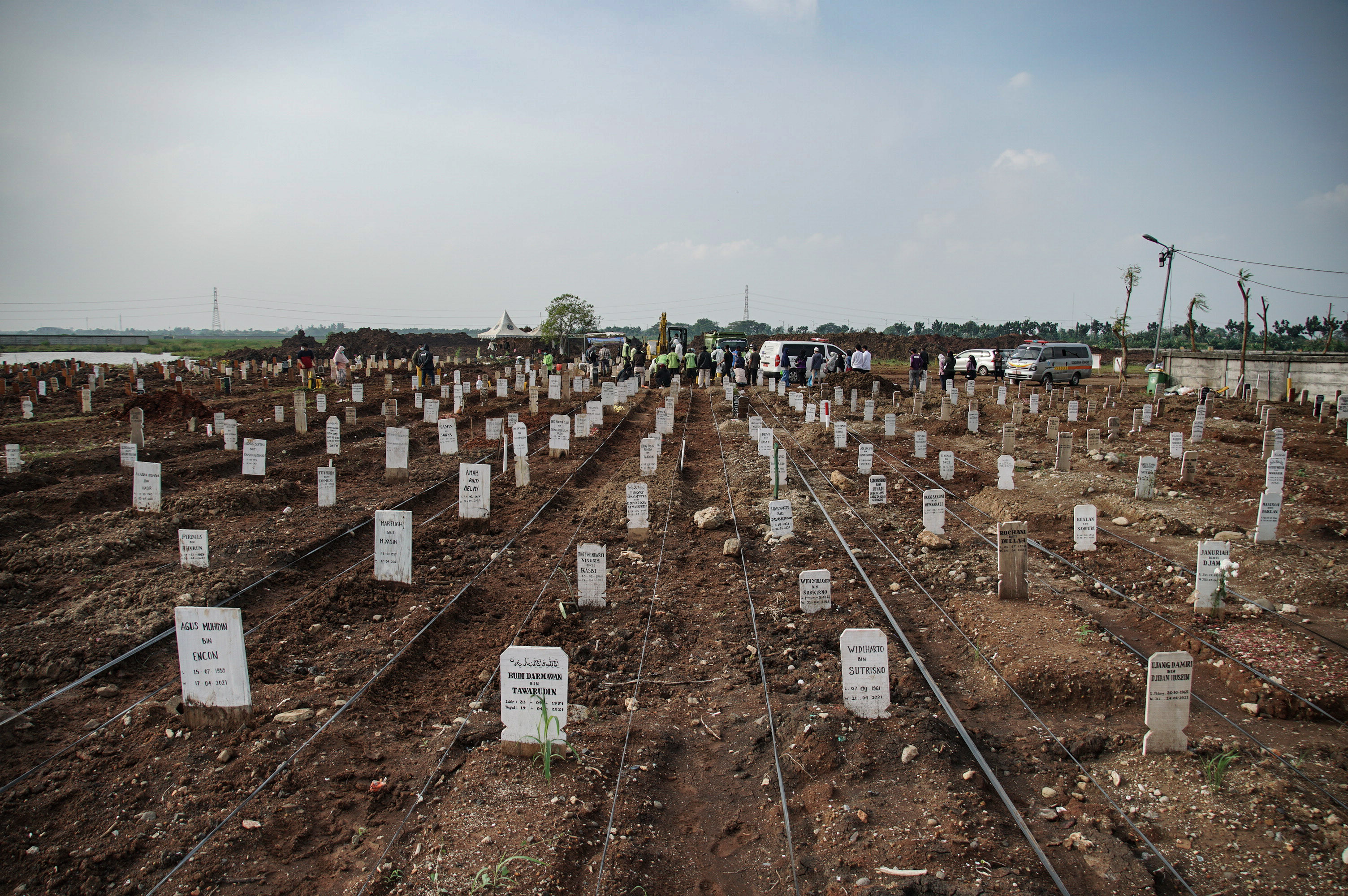 Potret kawasan pemakaman protokol covid-19 di TPU Rorotan, Jakarta.