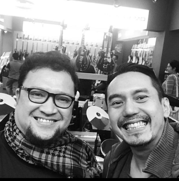 Almarhum Aria Baron (kiri) bersama sahabat Fay Ismail (kanan)