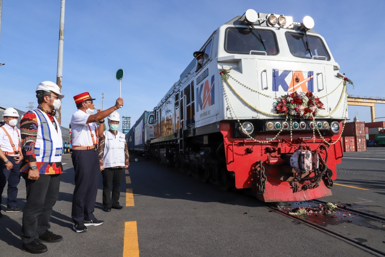 PT Kereta Api Indonesia meresmikan perjalanan KA Barang Peti Kemas dari Pelabuhan Tanjung Perak, Surabaya menuju Stasiun Pasoso, Jakarta.