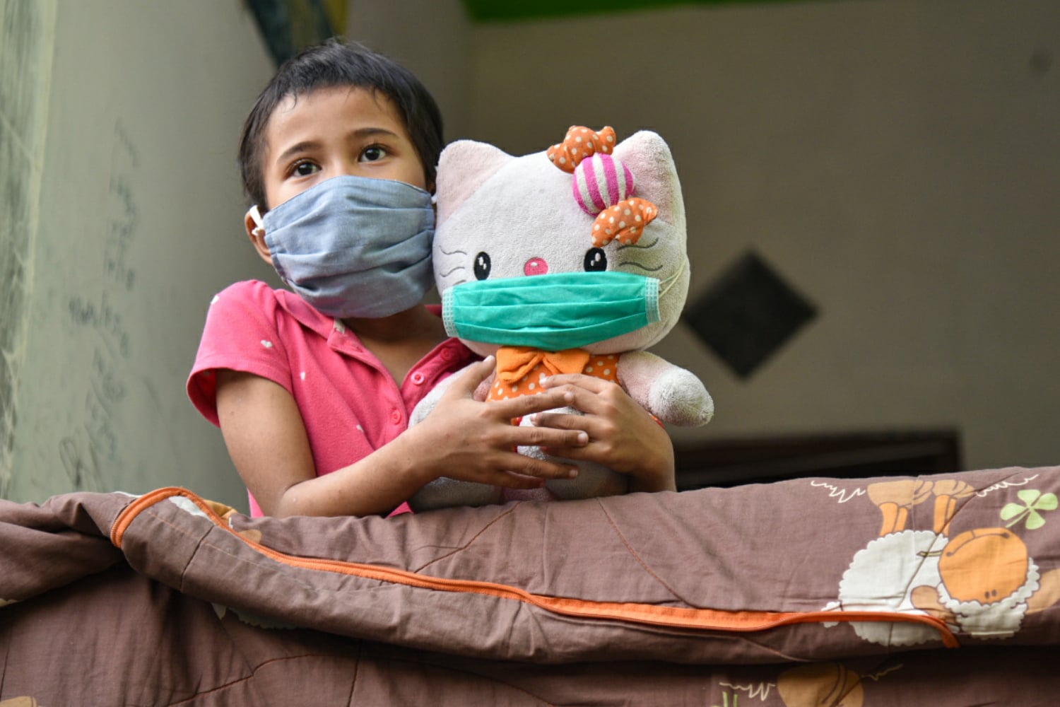 Pasien Covid-19 anak membawa boneka di Rumah Sakit Darurat Covid-19 Wisma Atlet Kemayoran, Jakarta. 