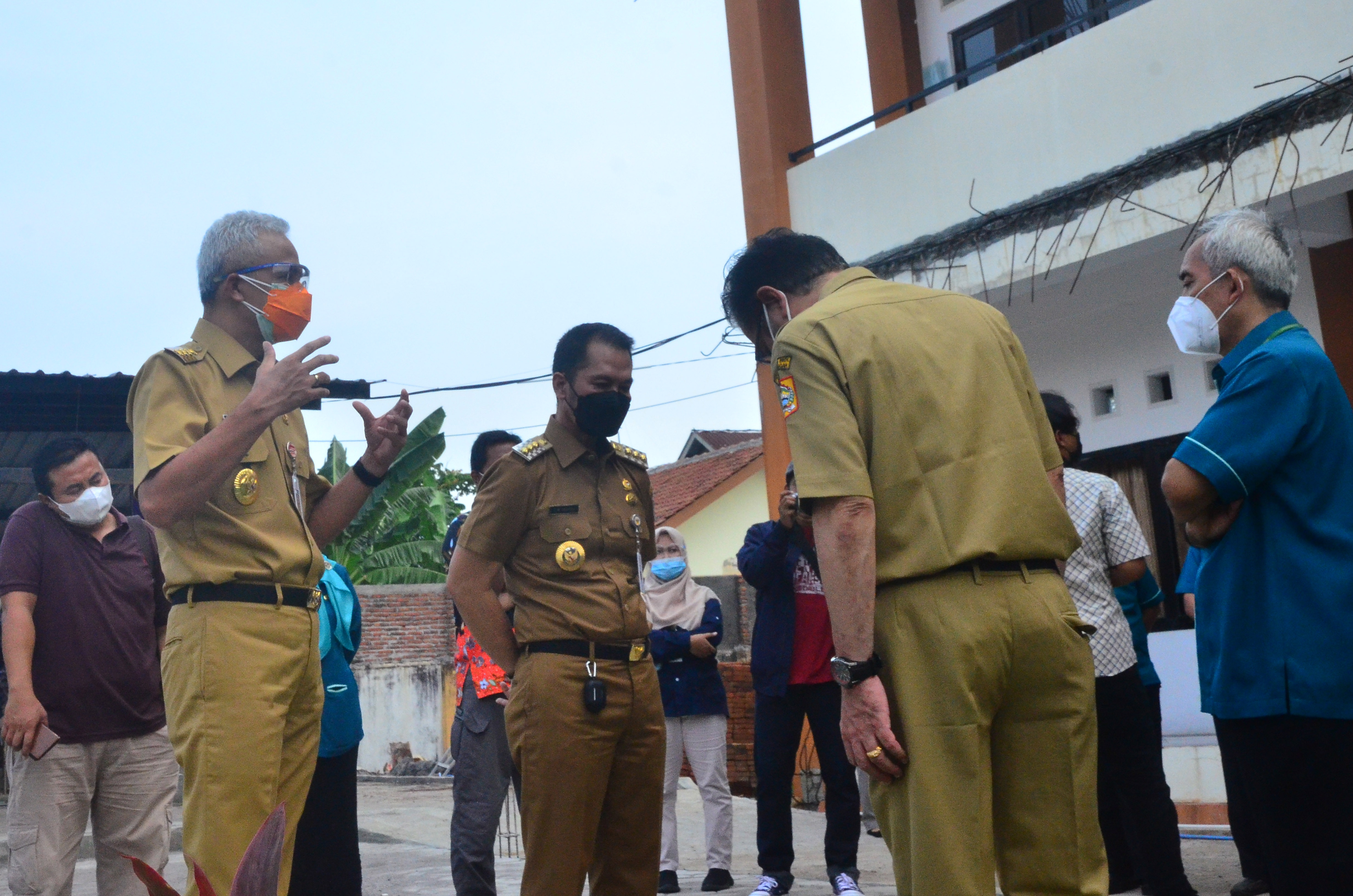 Gubernur Jateng Ganjar Pranowo (kedua kiri) berbincang dengan Bupati Kudus Hartopo (tengah) di Kudus, Jawa Tengah. 