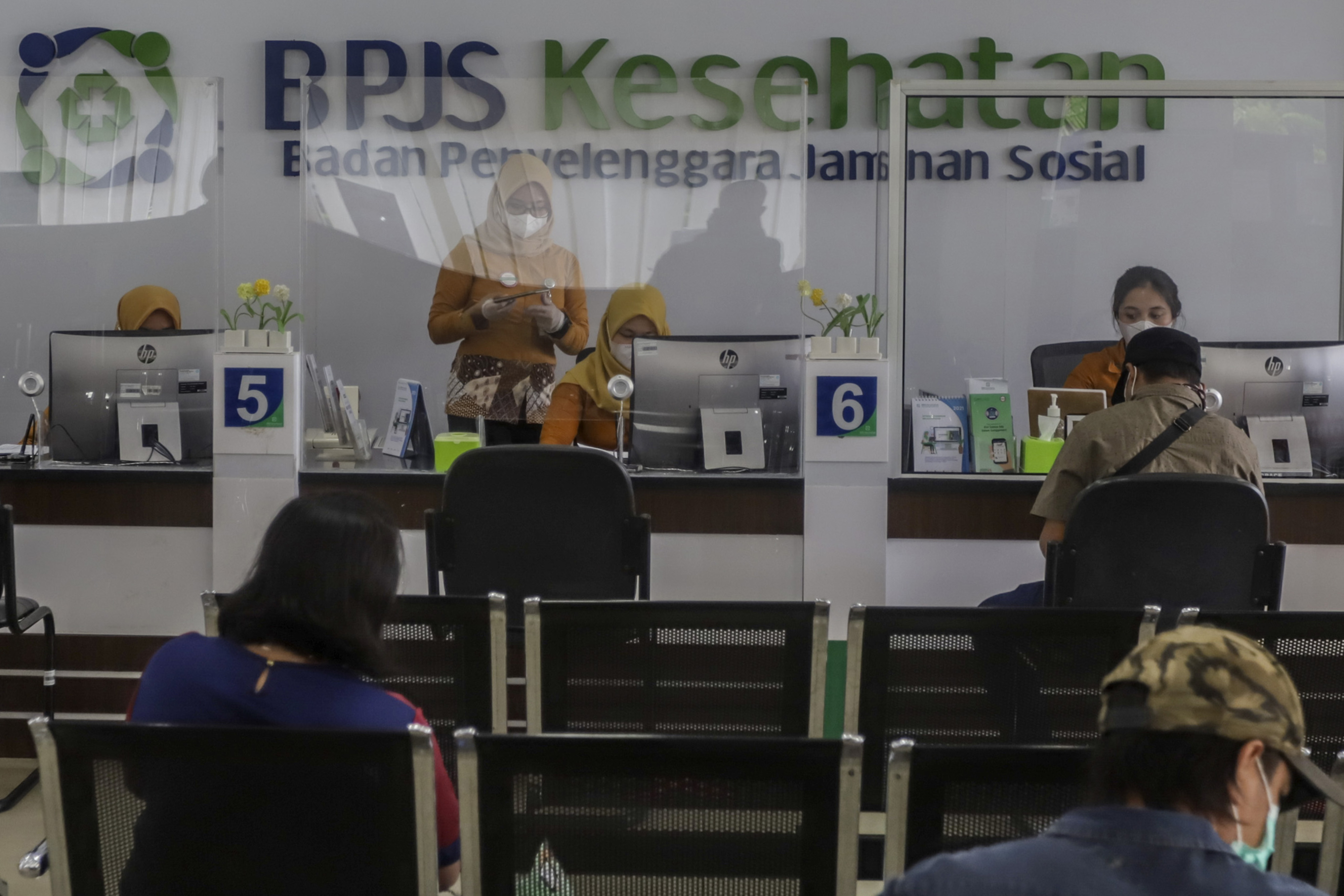 Suasana kantor pelayanan BPJS Kesehatan di Batam, Kepulauan Riau.