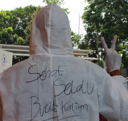 tenaga kesehatan di Bumane Farmasi menitipkan pesan untuk warga menjaga kesehatan