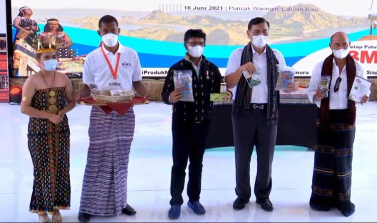Menkominfo RI, Johny G. Plate, Menkomarinvest Luhut Panjaitan dan Gubernur NTT Viktor Bungtilu Laiskodat meluncurkan aplikasi pemasaran Bumd