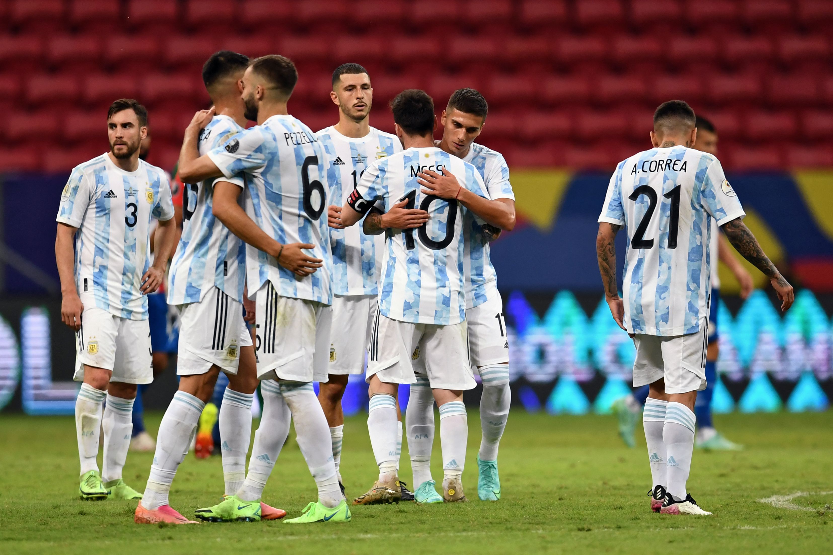 Para pemain Argentina merayakan keberhasilan mereka mengalahkan Paraguay di laga Copa America