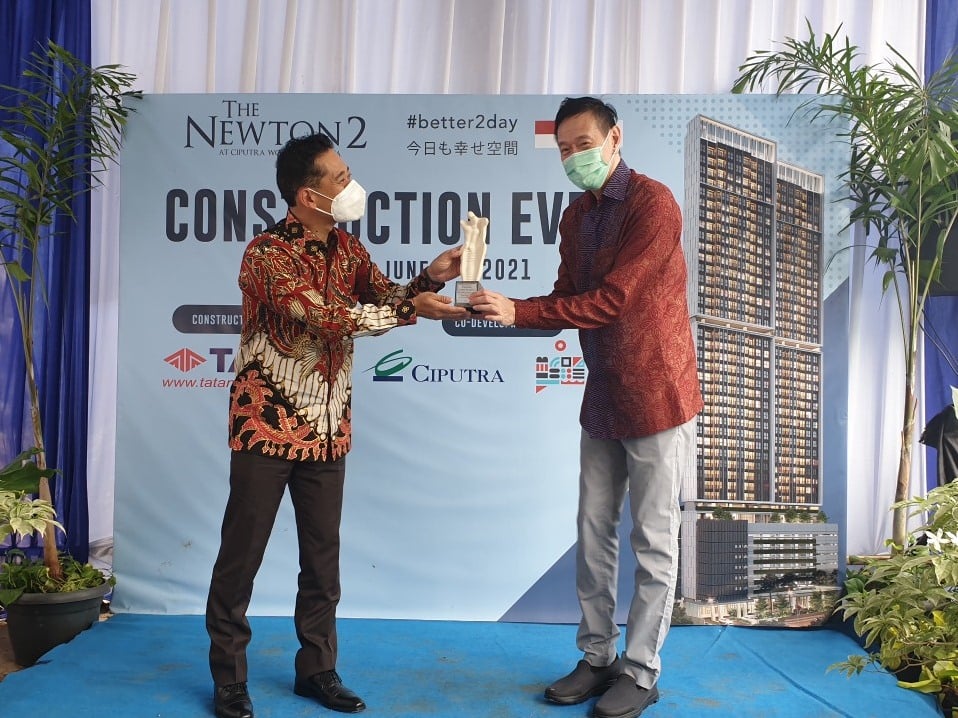 Pembangunan Newton 2 dimulai.