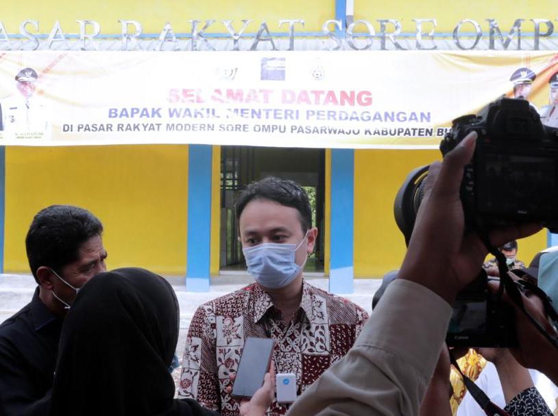 Wakil Menteri Perdagangan Jerry Sambuaga saat diwawancarai wartawan. 