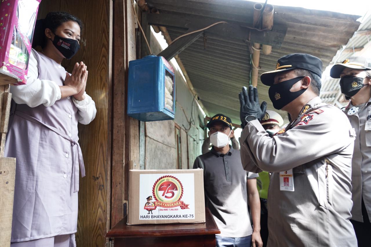 Kasubditaudit dan Inspeksi Ditkamsel Korlantas Polri Kombes Aries Syahbudin menyerahkan sembako ke kampung nelayan, Muara Angke, Jakarta