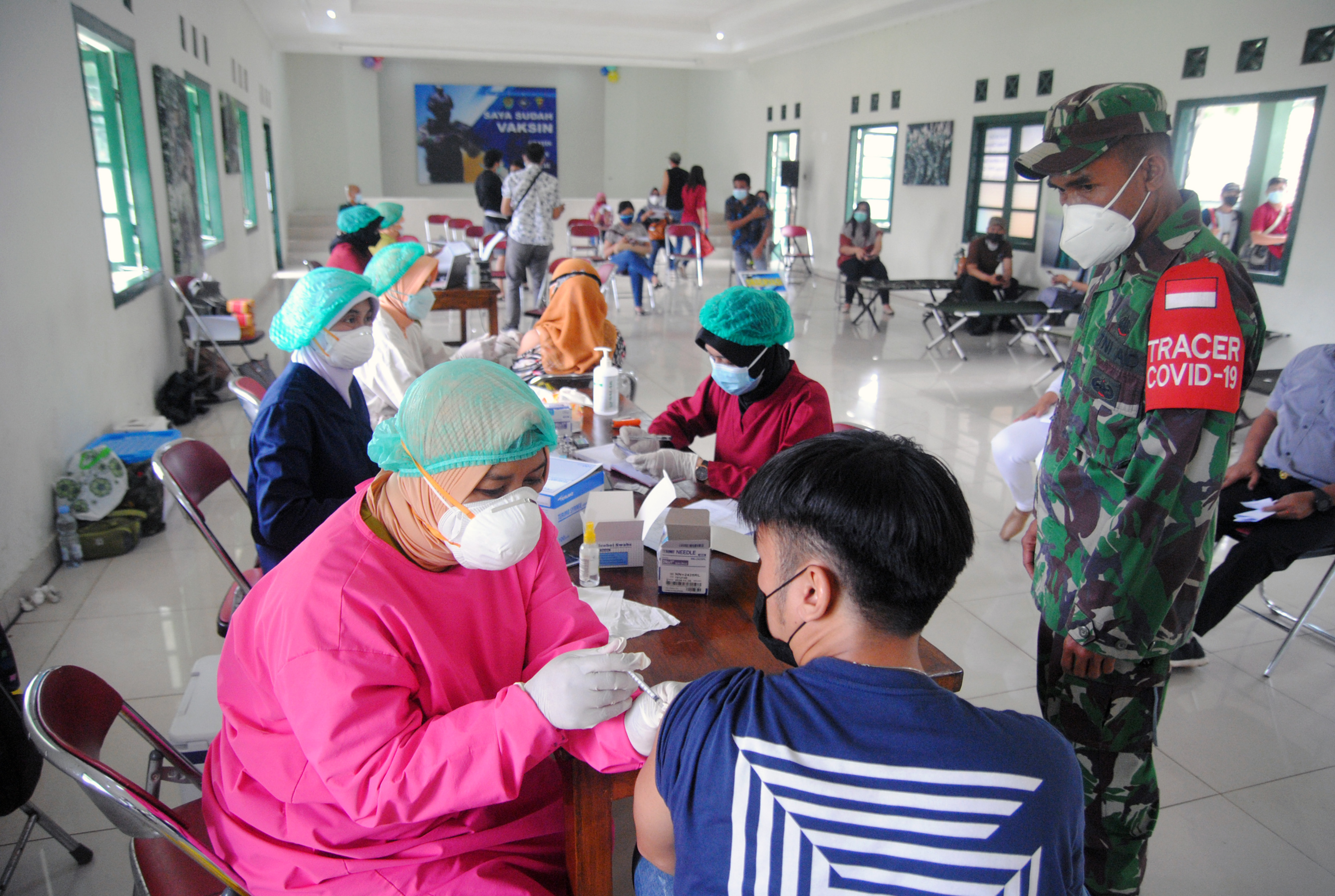 Petugas menyuntikkan vaksin covid-19 saat vaksinasi massal di Yonif 315/Garuda, Gunung Batu, Kota Bogor, Jawa Barat, Kamis (24/6/2021)