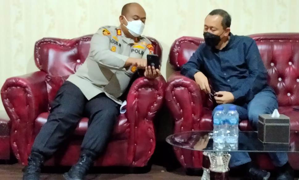 Kapolres Simalungun AKB Agus Waluyo berbincang dengan Ketua Komnas HAM Ahmad Taufan, Jumat (25/6).