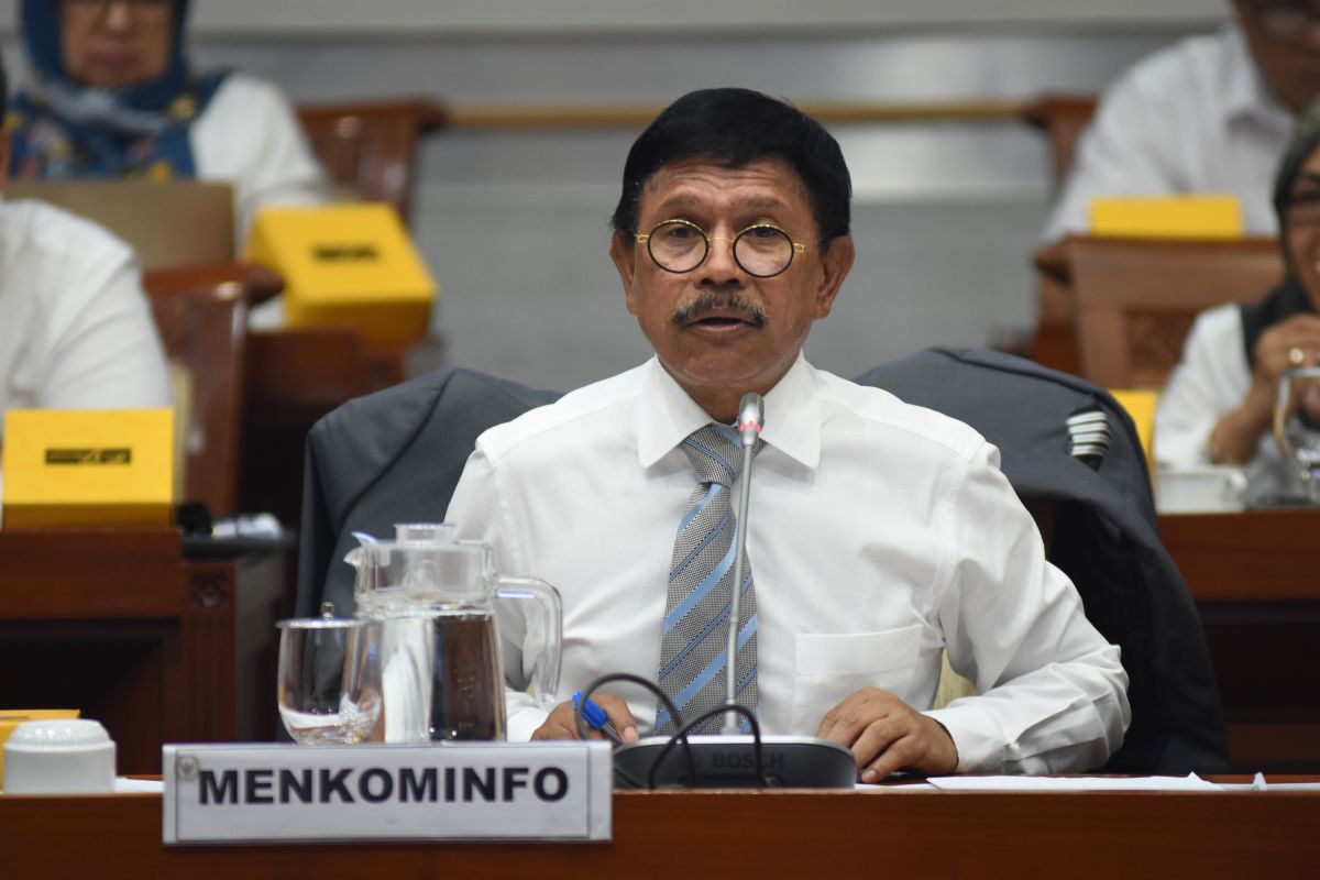 Menkominfo Johnny G. Plate saat mengikuti rapat di DPR RI.