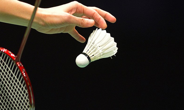 Ilustrasi -Servis bulutangkis. 