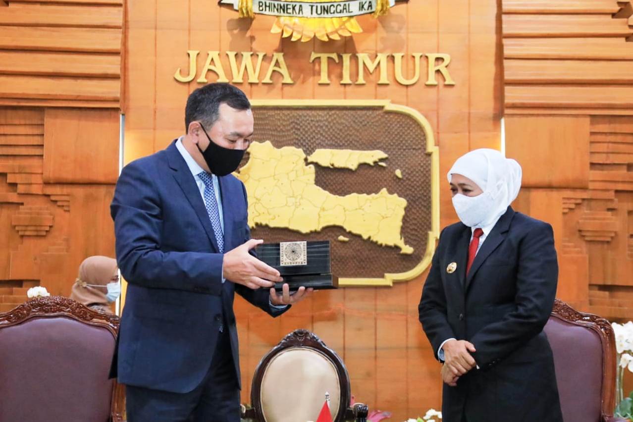 Gubernur Jatim Khofifah (kanan) dan Dubes Kazakhstan untuk Indonesia.