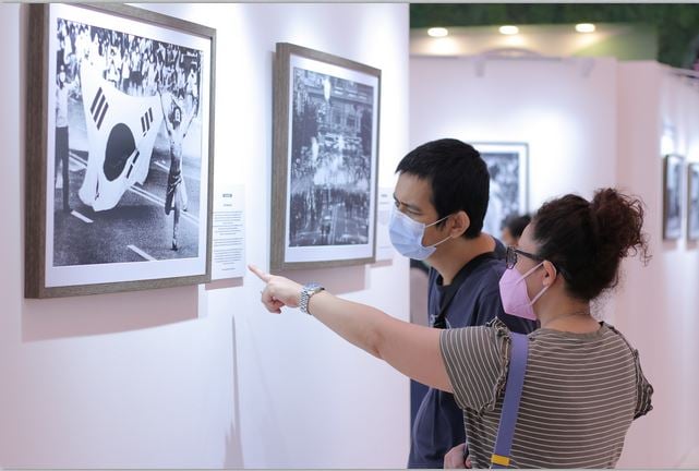 Suasana pameran foto 34 tahun Perjuangan Demokrasi Korea 10 Juni.