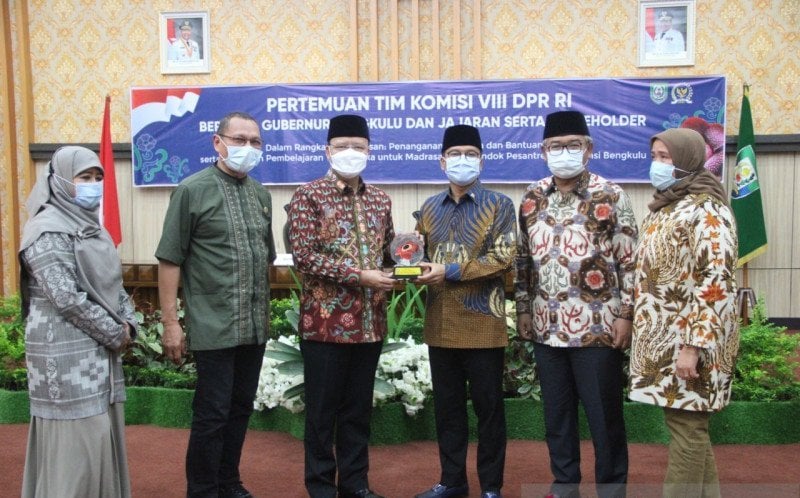 Anggota Komisi VIII DPR RI saat melakukan kunjungan kerja jelang persiapan pembelajaran tatap muka pondok pesantren di Provinsi Bengkulu. 