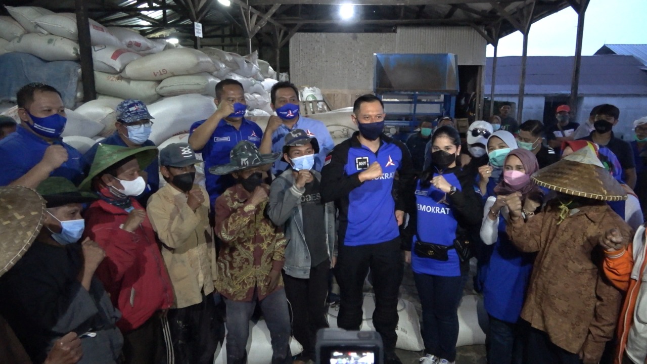 Ketua Umum Partai Demokrat Agus Harimurti Yudhoyono bersama kader Partai Demokrat di Jawa Barat