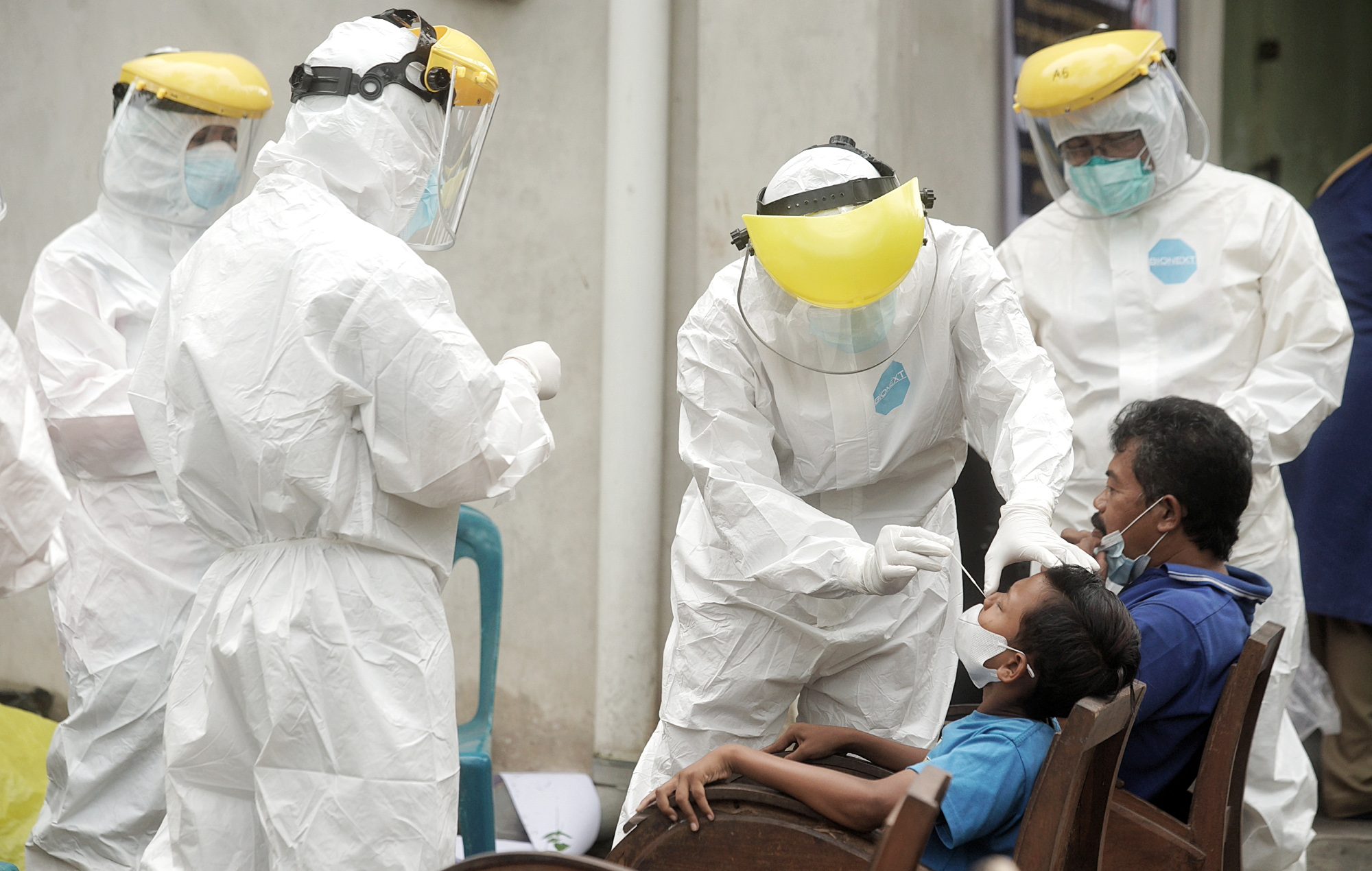 Tenaga kesehatan di Sleman, Yogyakarta melakukan swab