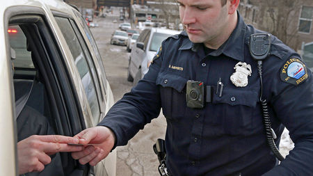 Polisi AS kini Dilengkapi Kamera Tubuh untuk Penggeledahan