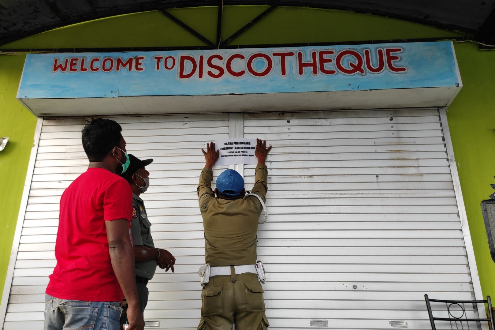 Penutupan kelab malam di Kabupaten Sikka, Nusa Tenggara Timur.