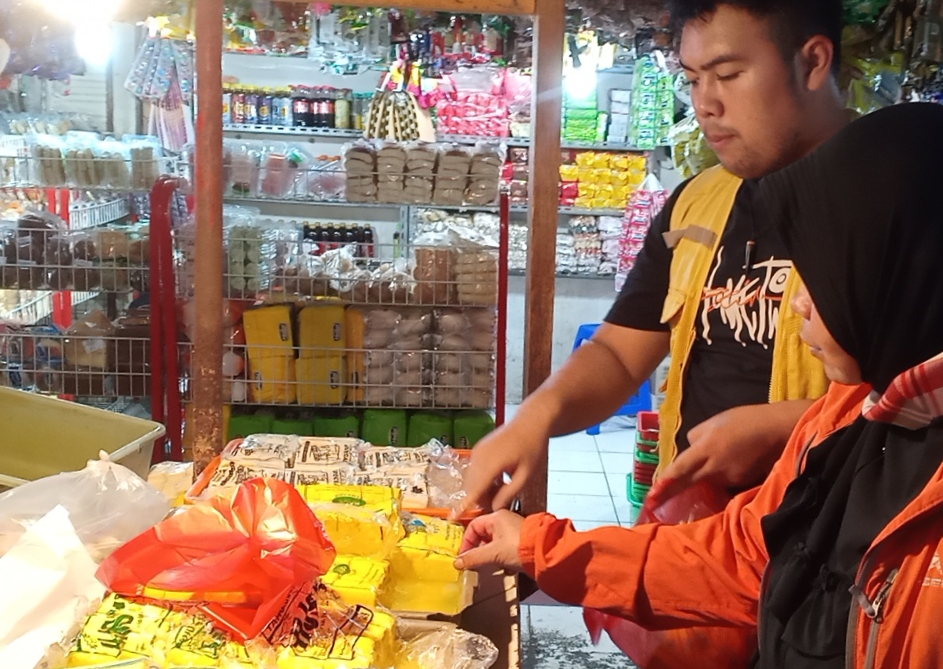 Pedagang tahu sedang melayani pembeli di Pasar Panorama Lembang Kabupaten Bandung Barat. 