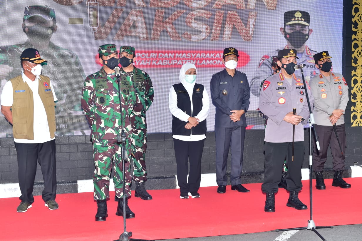 Panglima TNI Marsekal Hadi Cahyanto bersama Kepala Kapolri Jenderal Listyo Sigit Prabowo saat kunjungan ke Jawa Timur.