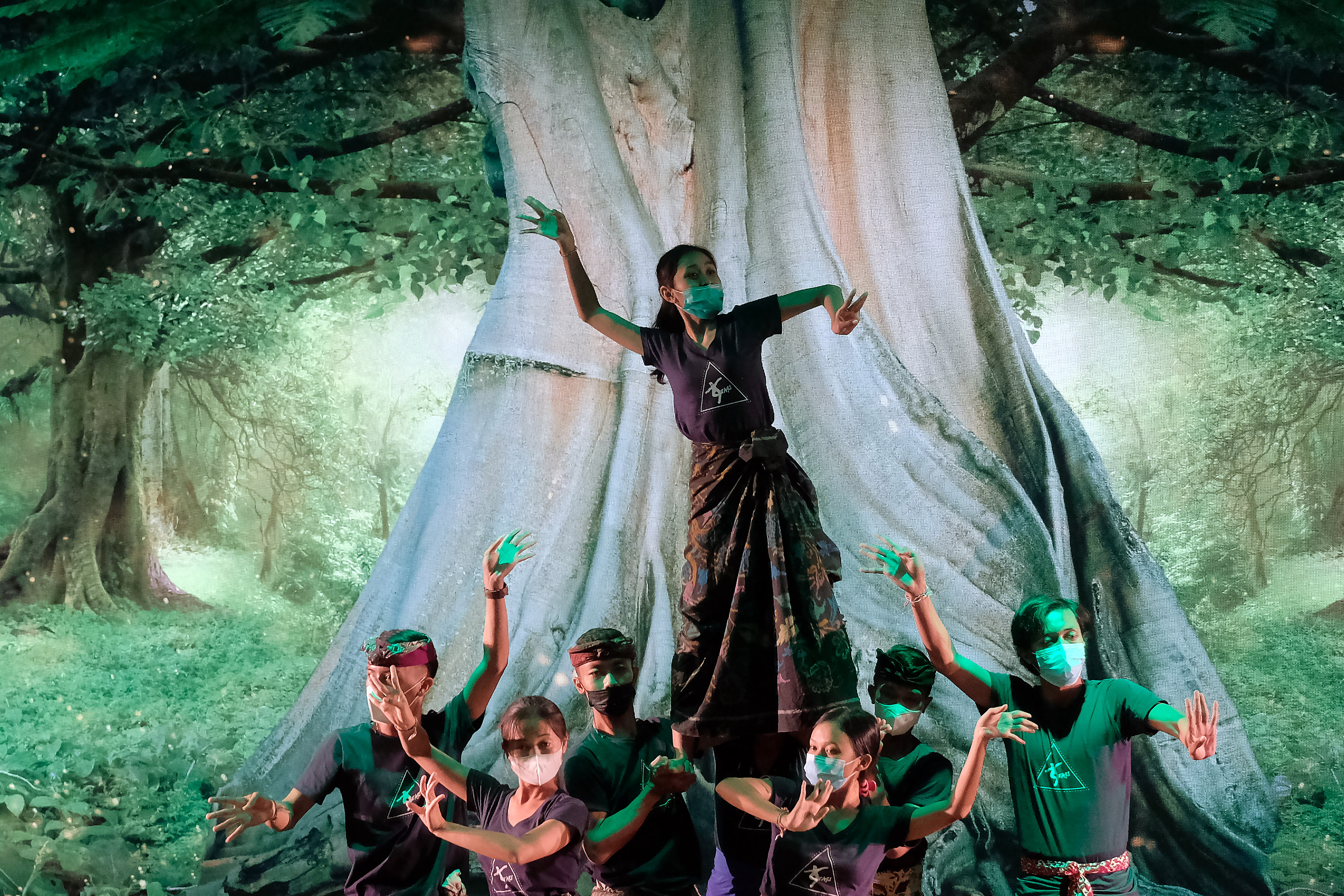 Seniman menampilkan sendratari 