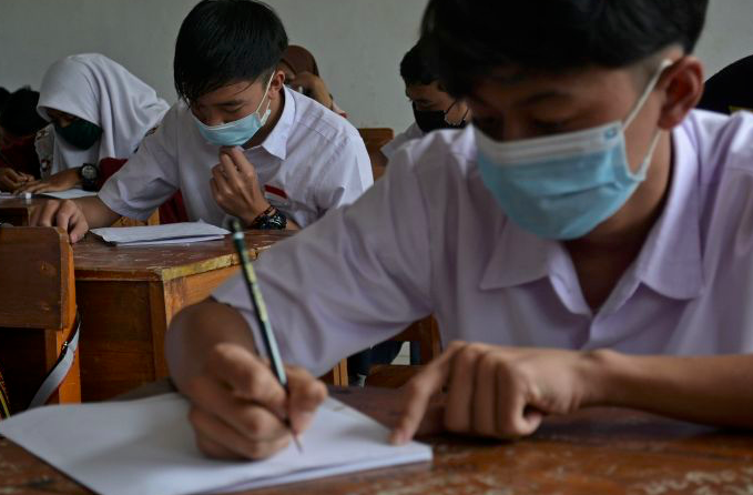 Sejumlah siswa SMA di Kabupaten Garut, Jawa Barat, saat menjalani proses belajar mengajar tatap muka, Desember 2020 lalu. 