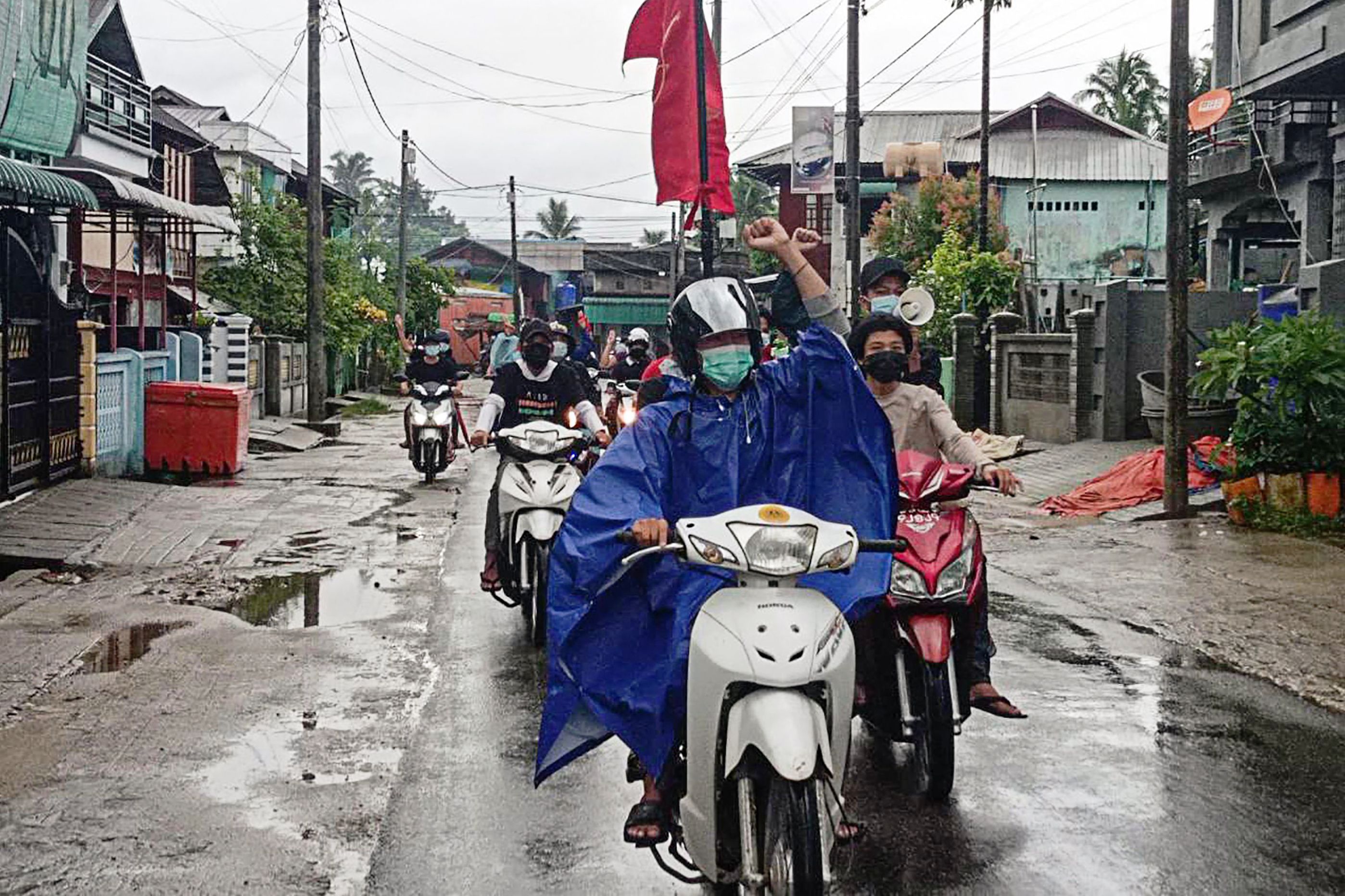Warga Myanmar demonstrasi menolak kudeta militer.