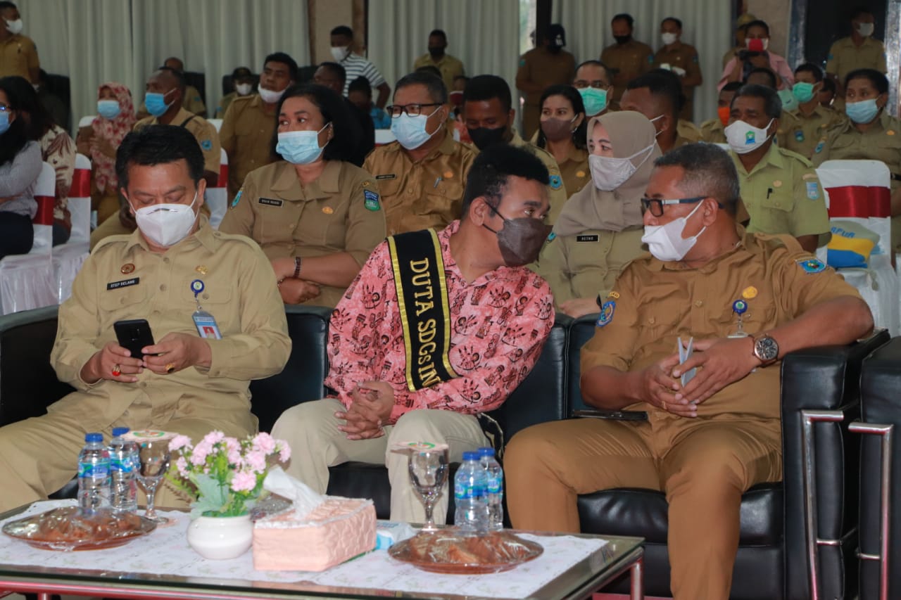 Staf Khusus Presiden Billy Mambrasar (tengah) saat melakukan pertemuan dengan pejabat Pemprov Papua Barat, Rabu (16/6). 