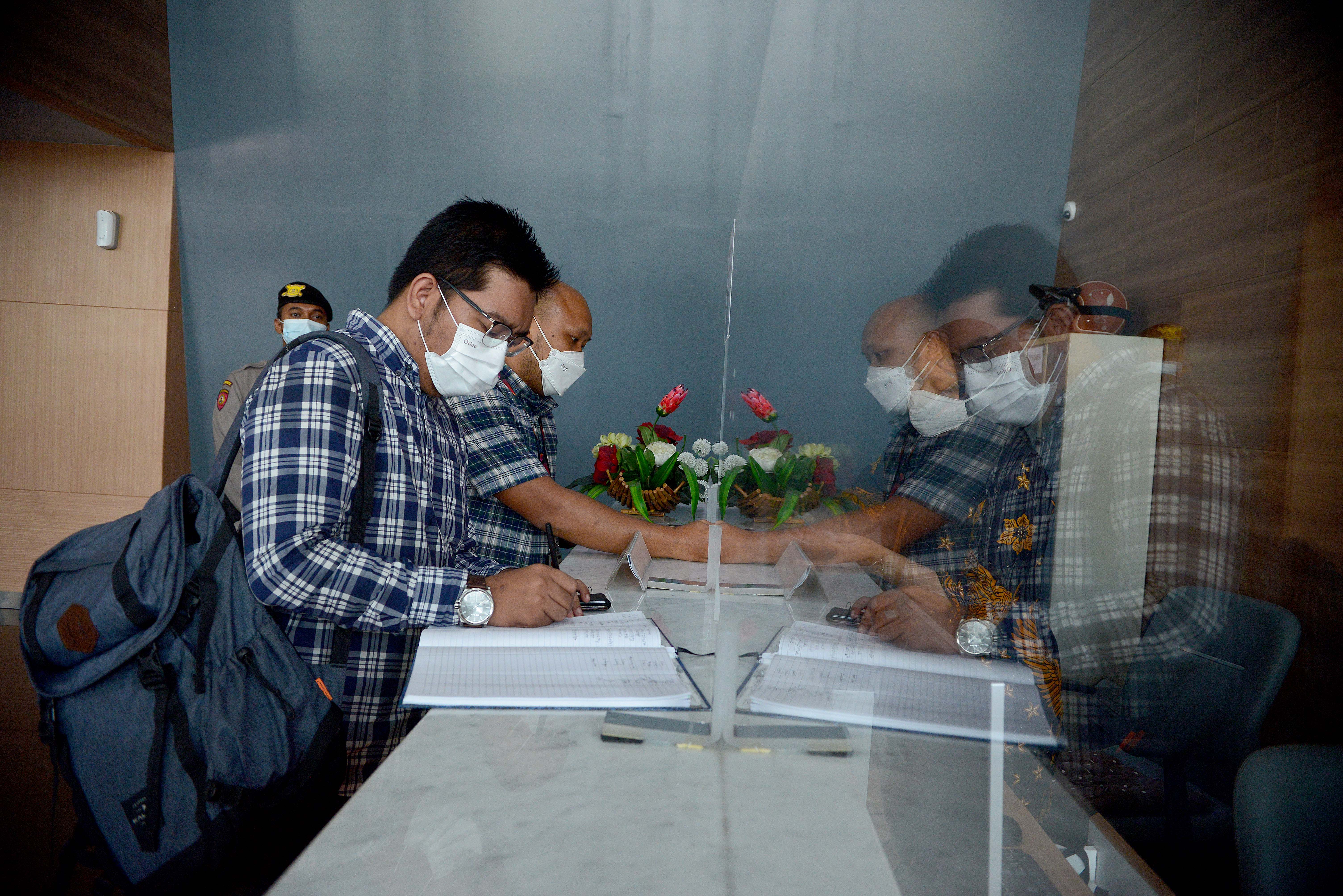 Peneliti Indonesian Corruption Watch (ICW) Kurnia Ramadhana membuat laporan pengaduan terhadap Ketua KPK Firli Bahuri 