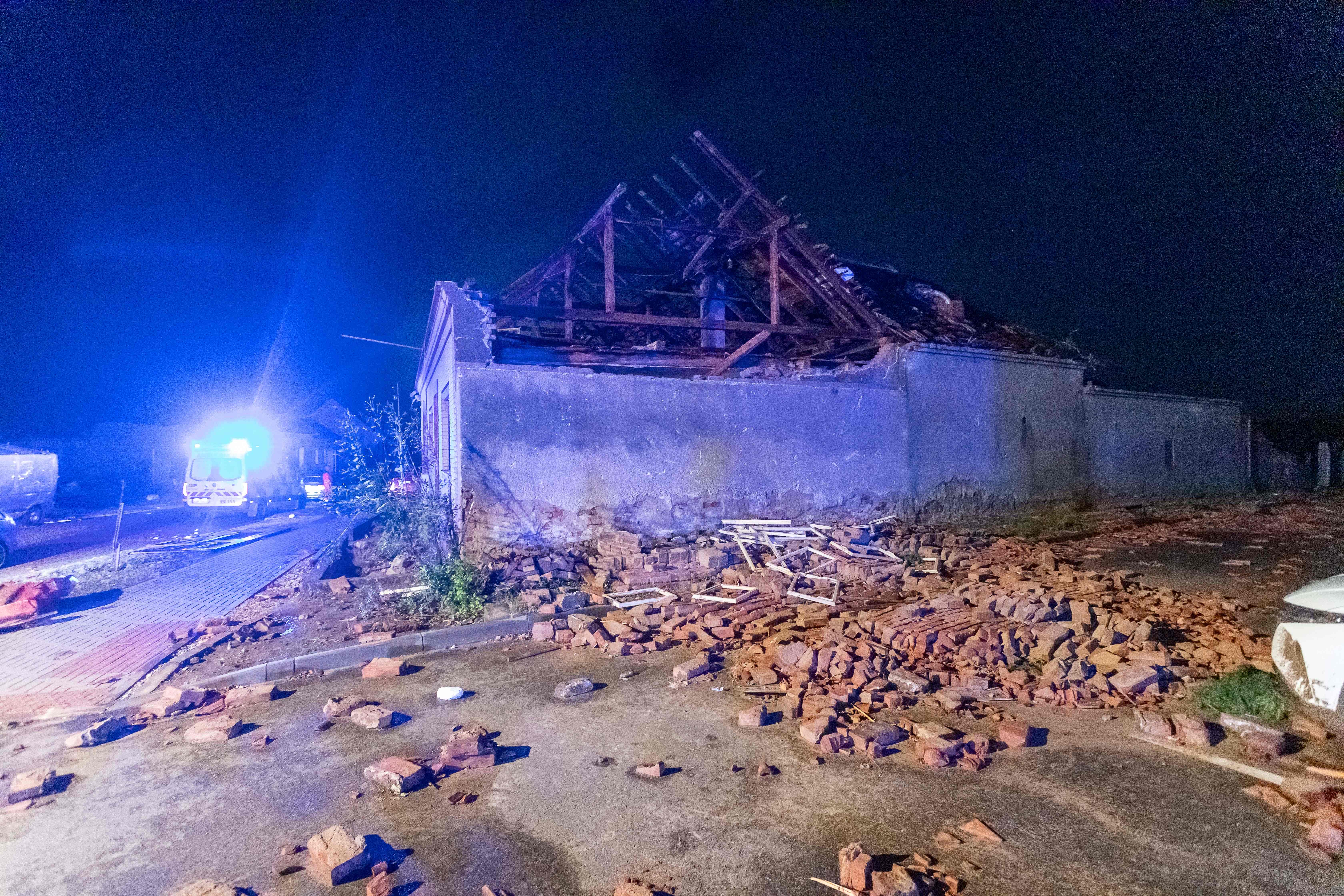 Sejumlah gedung rusak parah akibat terjangan tornado di Desa Hrusky, 60 km dari Brno, Moravia Selatan, Republic Ceko, Kamis (24/6). 